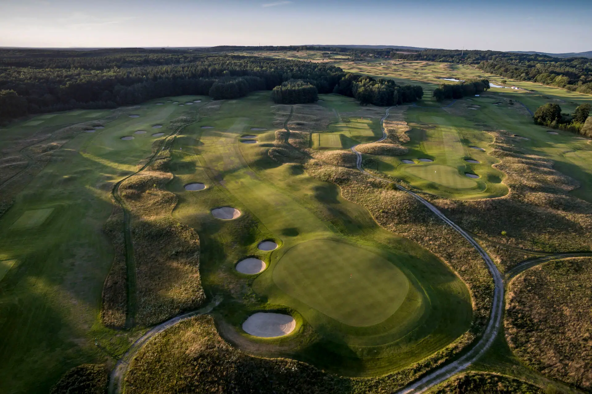 Golfplatz mit mehreren Sandbunkern aus der Vogelperspektive