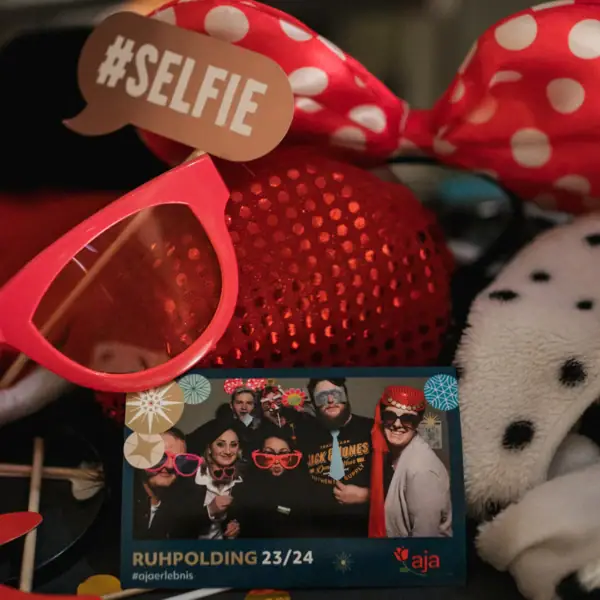 Spielzeug und Modeaccessoires auf einem Tisch.