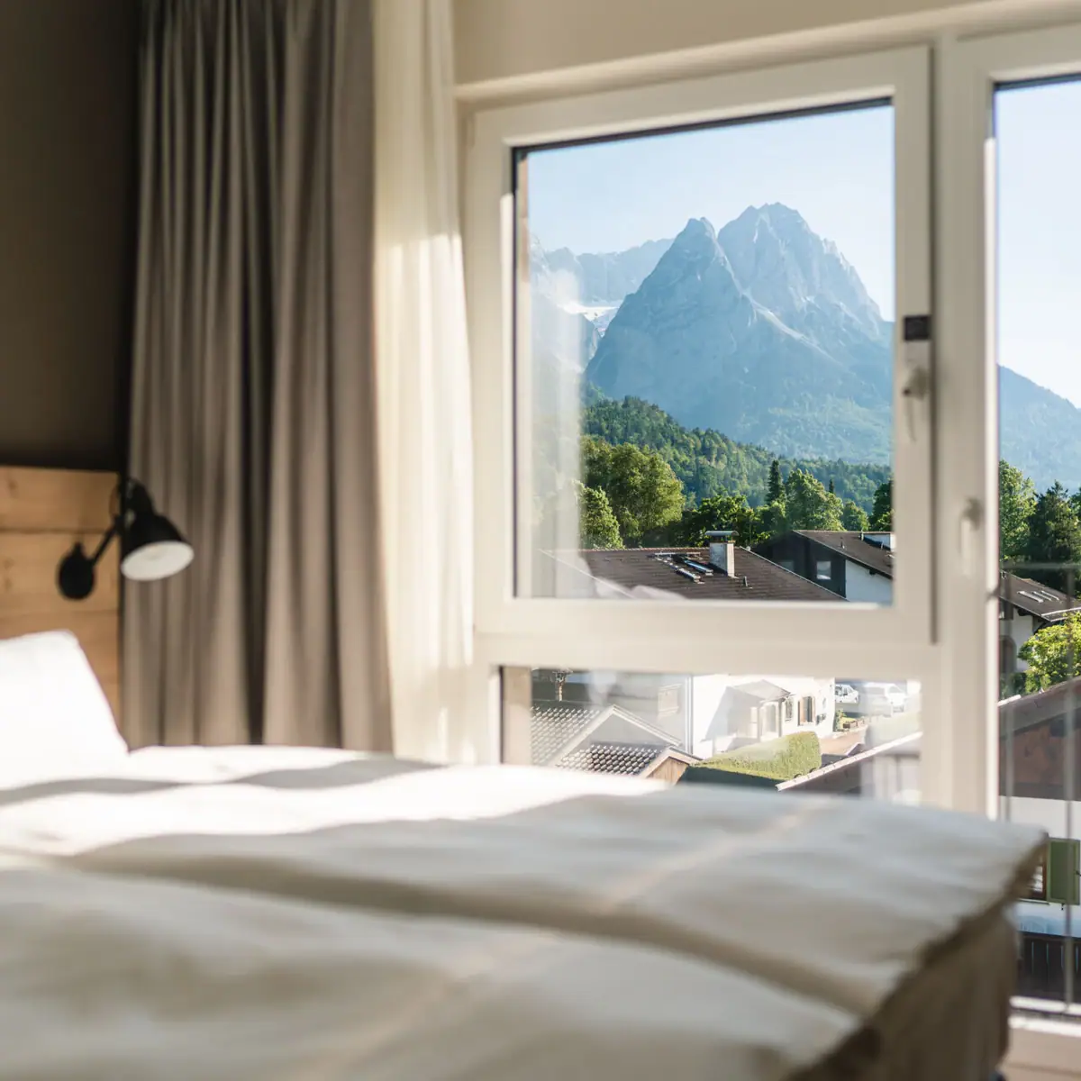 Ein Schlafzimmer mit einem Fenster und Blick auf Berge.