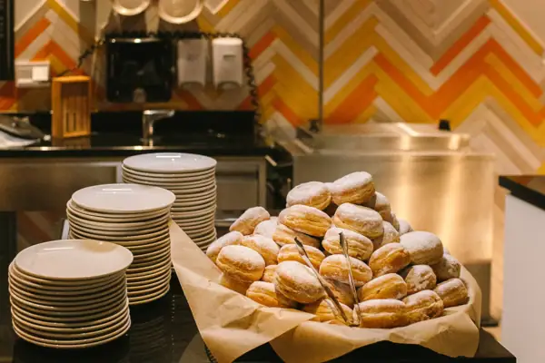 Ein Stapel Berliner auf einer Theke.