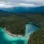 Blick auf den Eibsee mit umgebenden Bäumen und Bergen im Hintergrund.