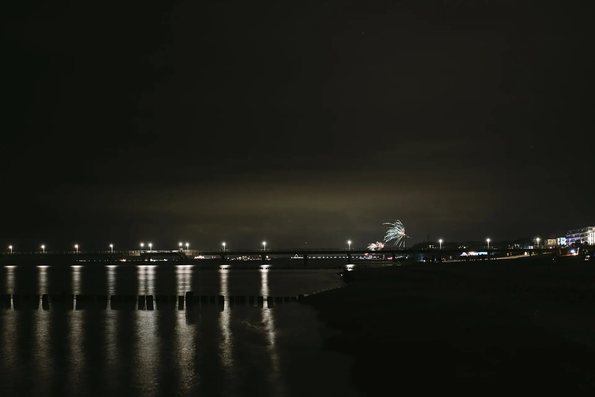 Feuerwerk am Himmel während eines Neujahrsfestes.