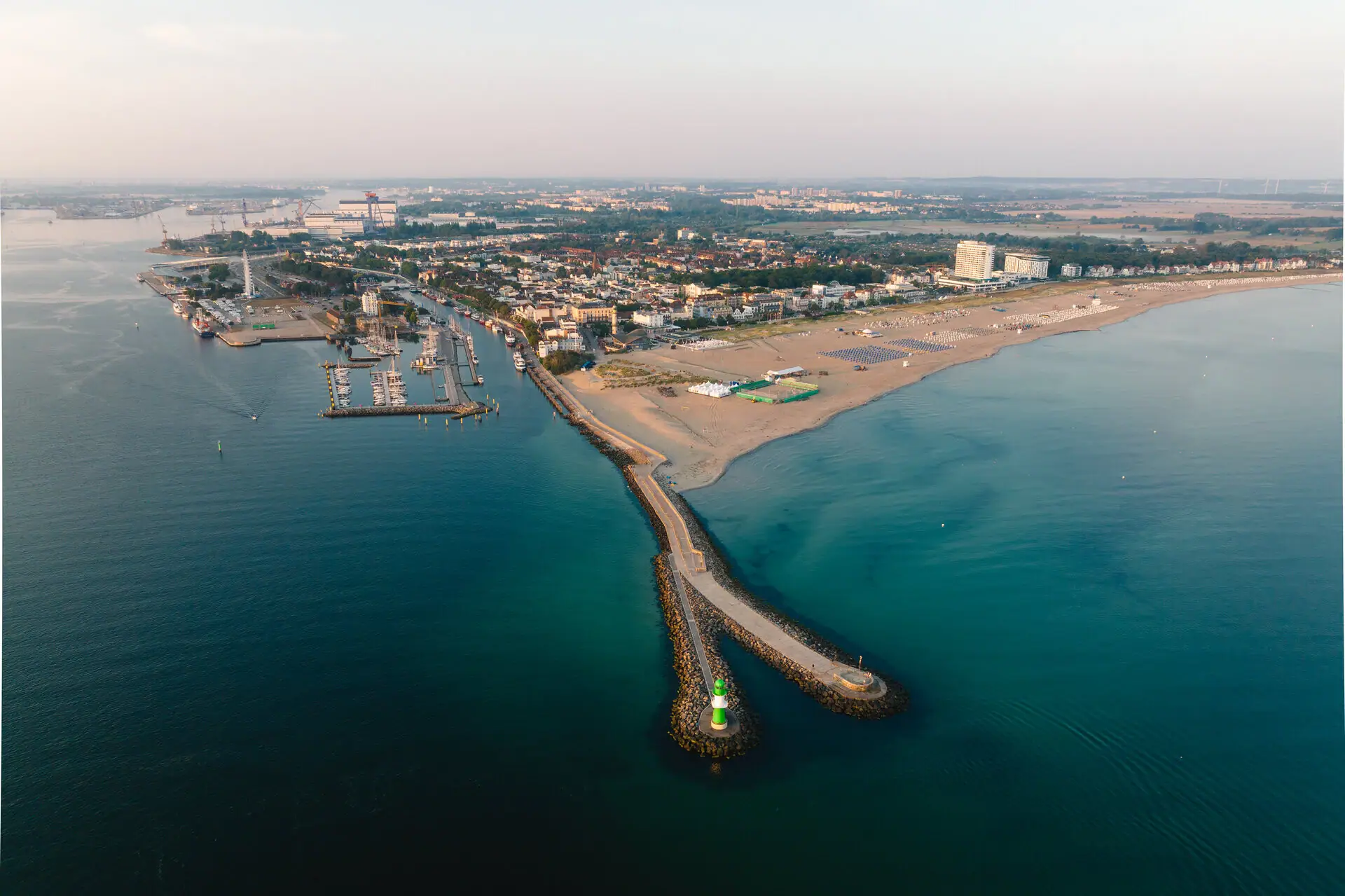 Luftaufnahme eines Strandes und einer Stadt am Meer.