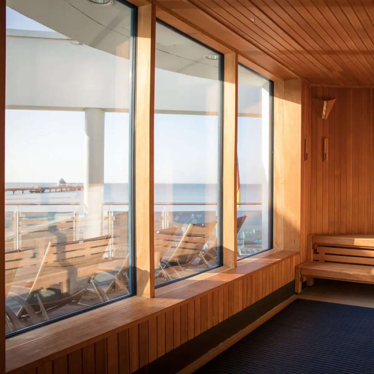 Ein Raum mit Holzwänden und Fenstern.