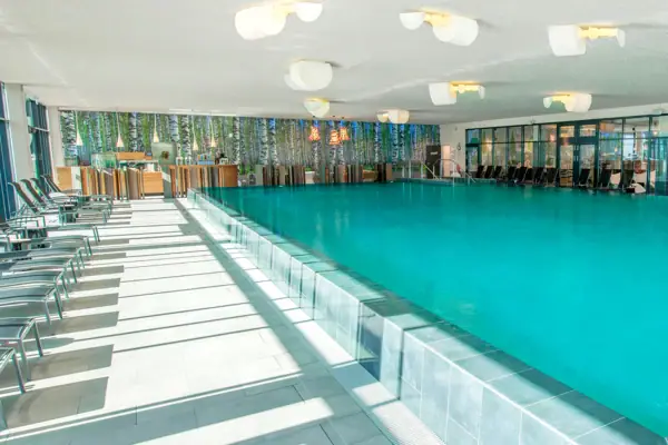 Innenpool Ein großer Innenpool mit einer Poolbar im Hintergrund.