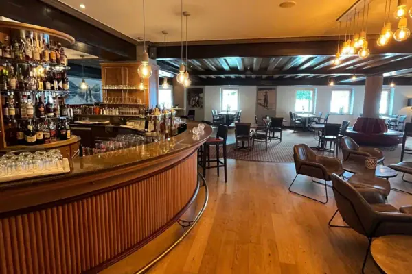 Bar mit Tresen und Stühlen
