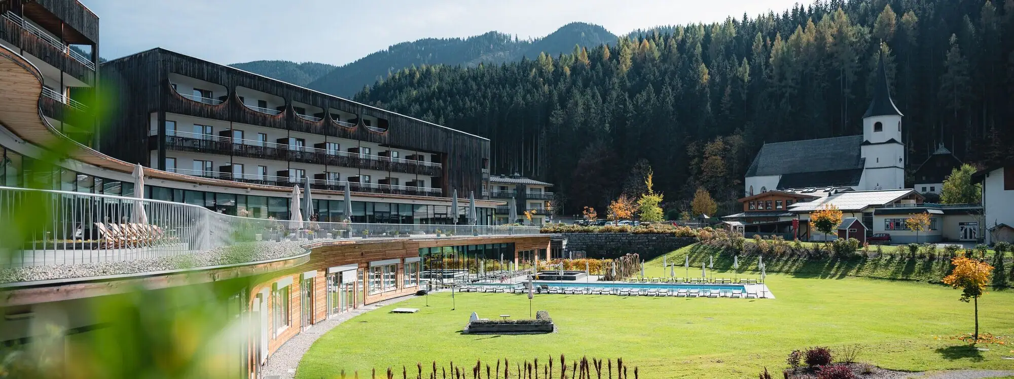 Grüne Wiese mit einem Gebäude im Hintergrund