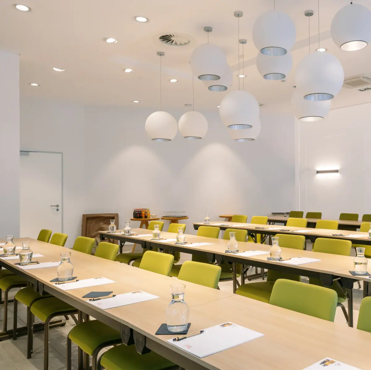 Ein Raum mit Tischen und Stühlen.