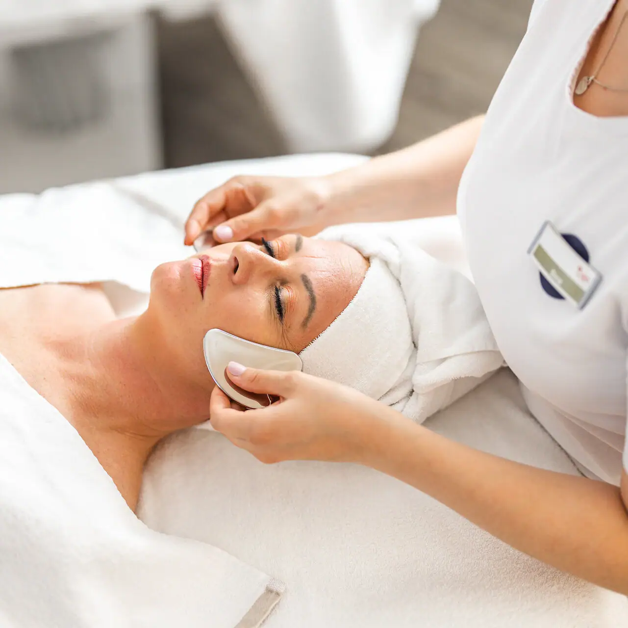 Eine Frau erhält eine Gesichtsmassage.