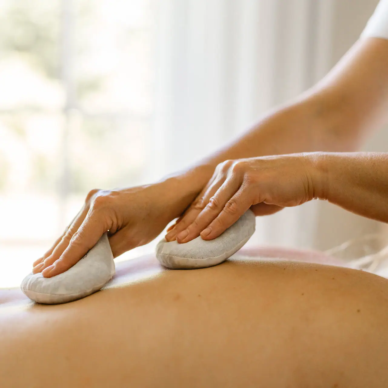 Eine Person erhält eine Massage.