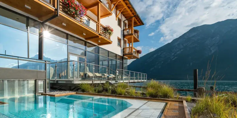 Swimmingpool neben einem Gebäude mit Bergblick.