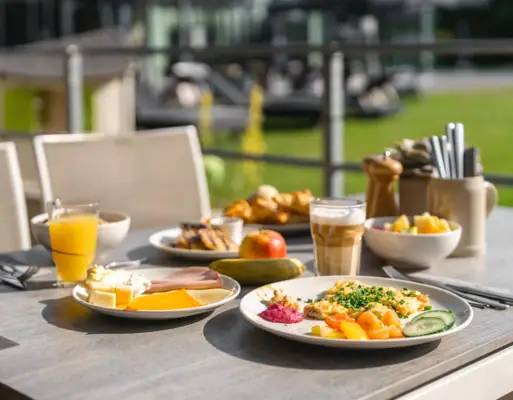 Ein Tisch mit Tellern voller Speisen und Getränken.