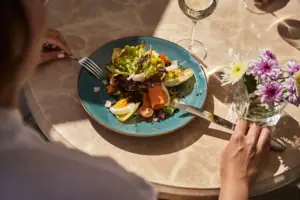 Ein Teller mit Salat und ein Glas Wein.