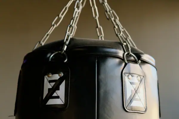 Ein Boxsack, der an einer Kette hängt.