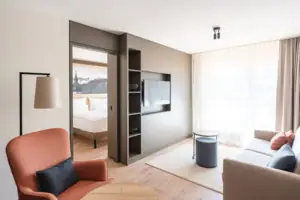 Junior Suite Bergblick Ein Zimmer mit einem Fernseher und einem Sofa.
