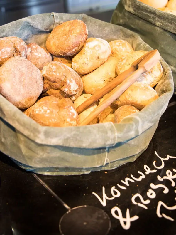 Frühstück im JEDERMANNS Eine Gruppe von Broten in Körben.