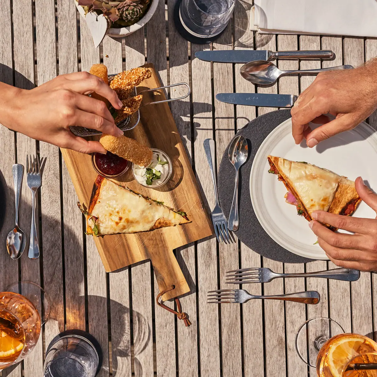 Eine Person isst Fast Food an einem Tisch.