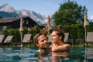 Außenpool Ein Mann und eine Frau in einem Pool, lächelnd.