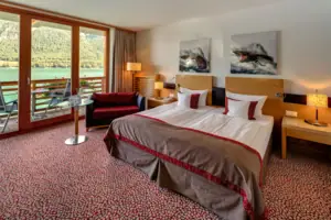 Ein Zimmer mit einem Bett, einem Stuhl und einem Tisch.
