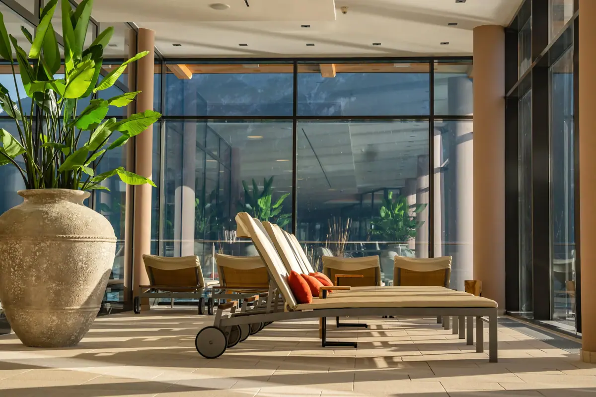 Der SPA im aja Fürstenhaus am Achensee mit Liegen und tollem Ausblick.