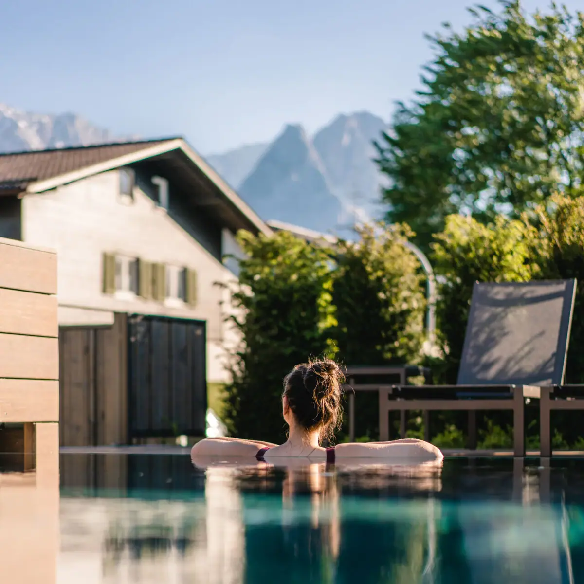 Außenpool  Eine Frau schwimmt in einem Außenpool.