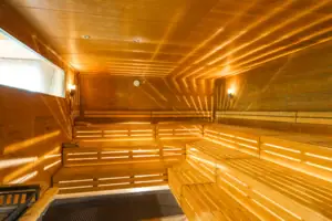 Sauna Holzsauna mit Licht, das durch die Wände scheint.