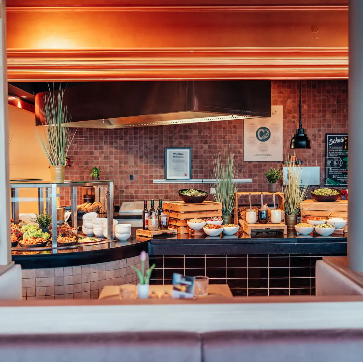 Buffet mit verschiedenen Speisen in einem Restaurant.