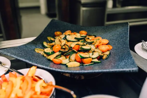 Ein Teller mit Gemüse auf einem Tisch.