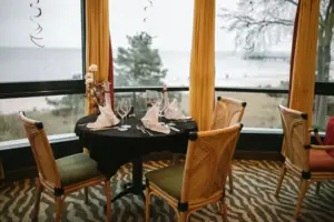 Weihnachten Ein Tisch mit schwarzer Tischdecke und einer Vase mit Blumen.