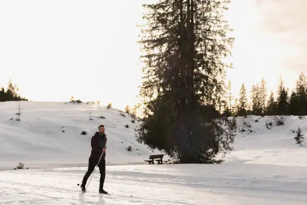 Eine Person steht im Schnee.