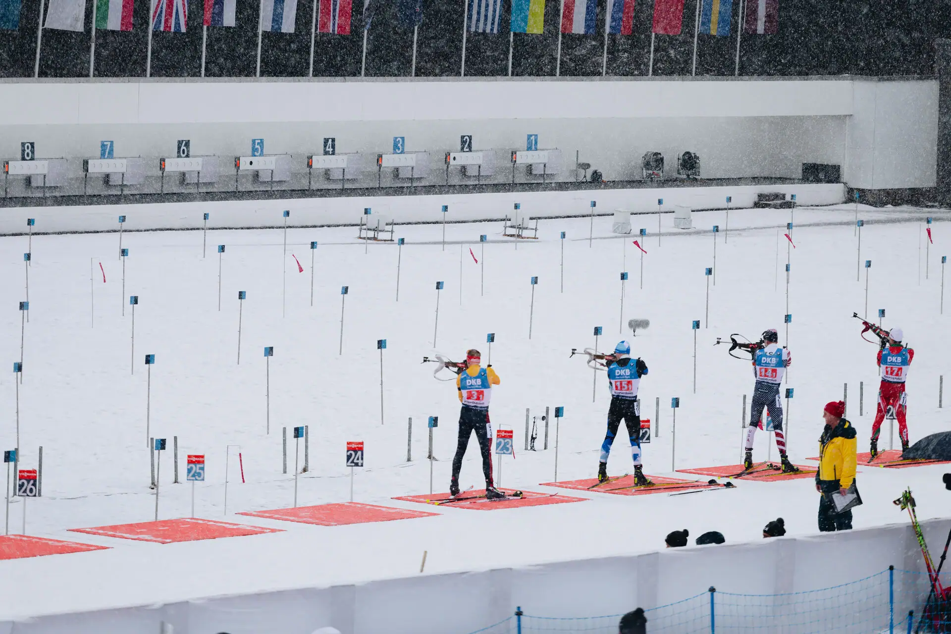 Biathlon Eine Gruppe von Menschen in Biathlon-Ausrüstung im Schnee.