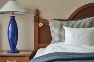 Zimmer Bansin Ein Bett mit einer blauen Lampe auf einem Nachttisch.