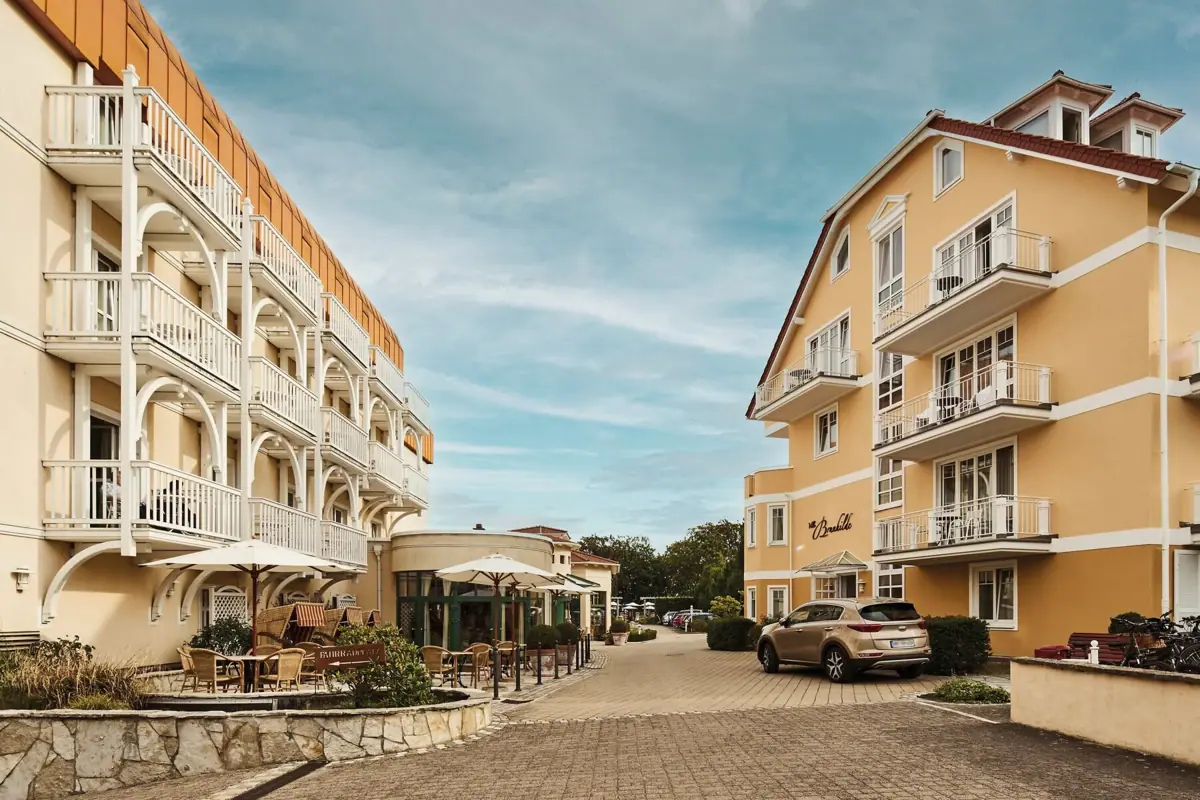 Straße mit Gebäuden und Autos in einer Stadtumgebung