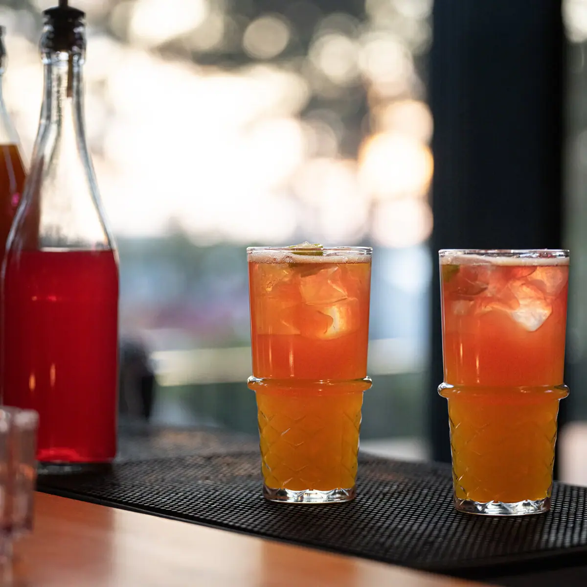 Bistro & Bar Zwei Gläser mit Getränken auf einem Tisch.