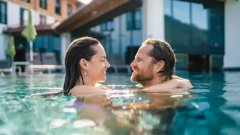 Ein Mann und eine Frau in einem Pool.