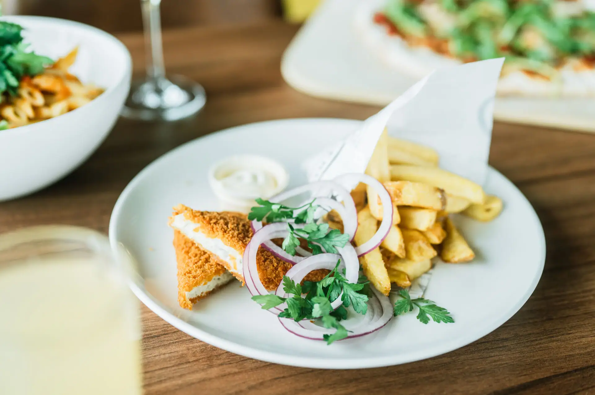 Ein Teller mit Fast Food auf einem Tisch.