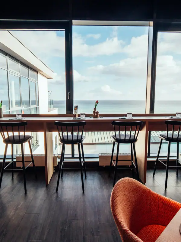 Ein Raum mit einem langen Tisch und Stühlen.