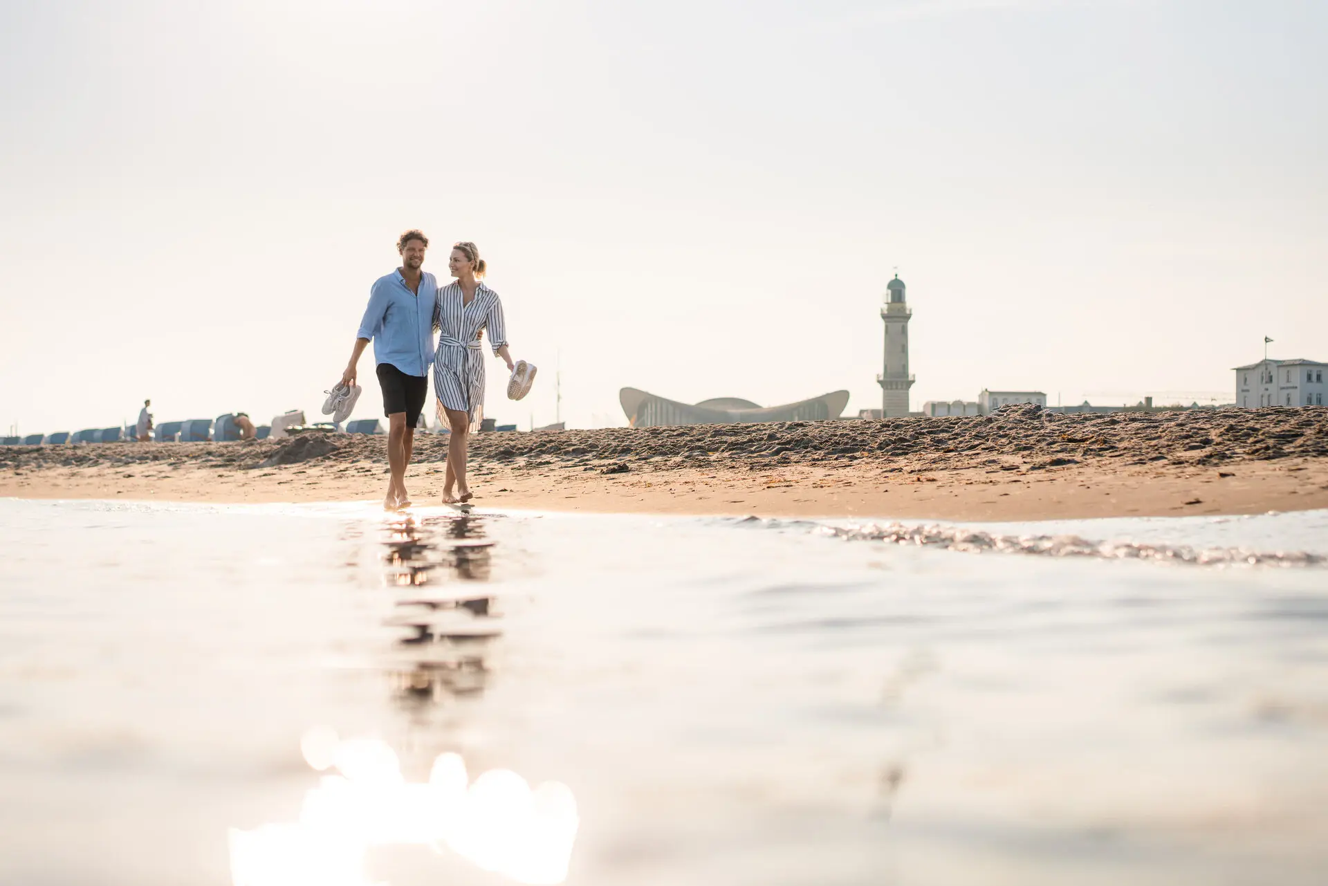 Ein Mann und eine Frau spazieren am Strand