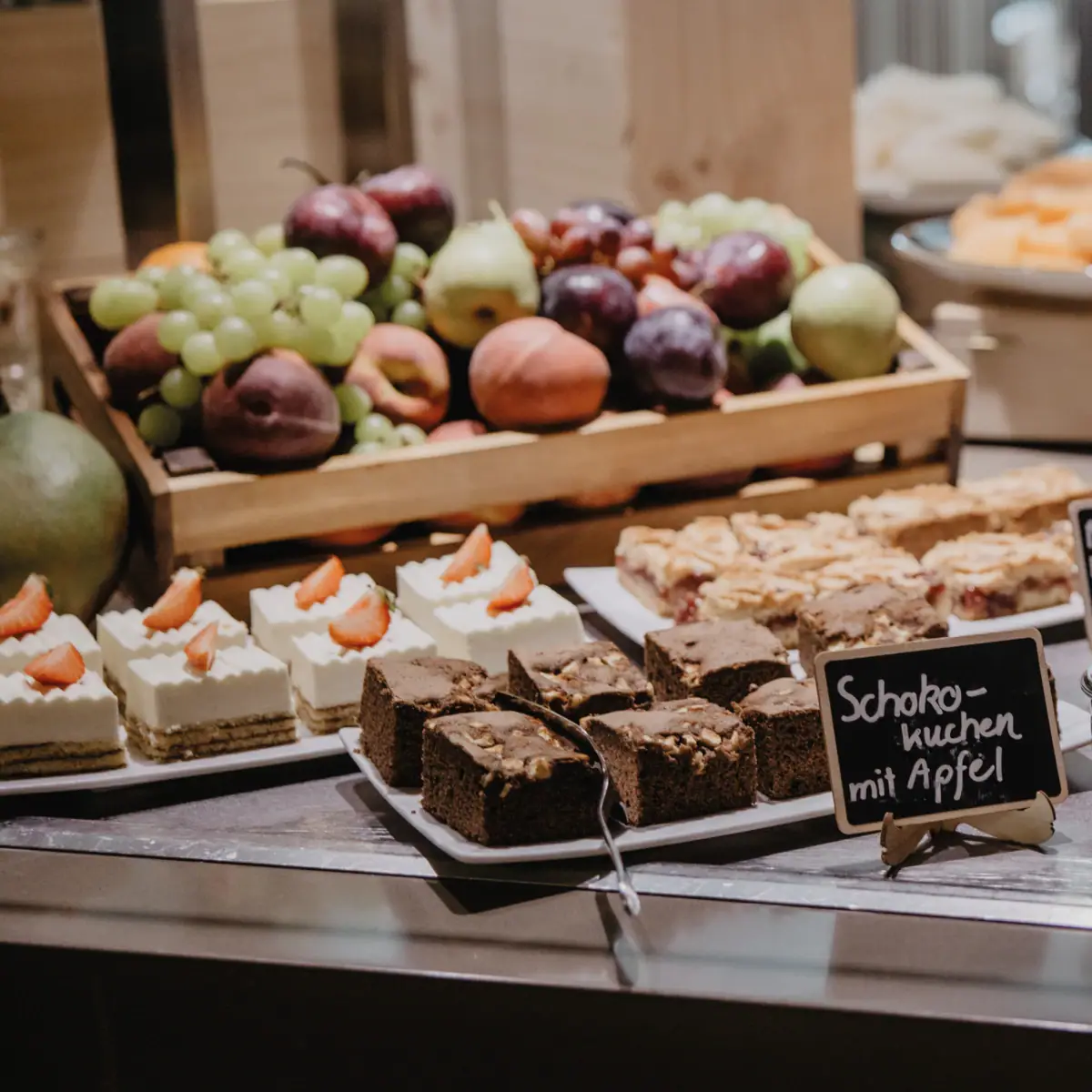 Kuchen und Gebäck auf Platten als Buffet dargestellt
