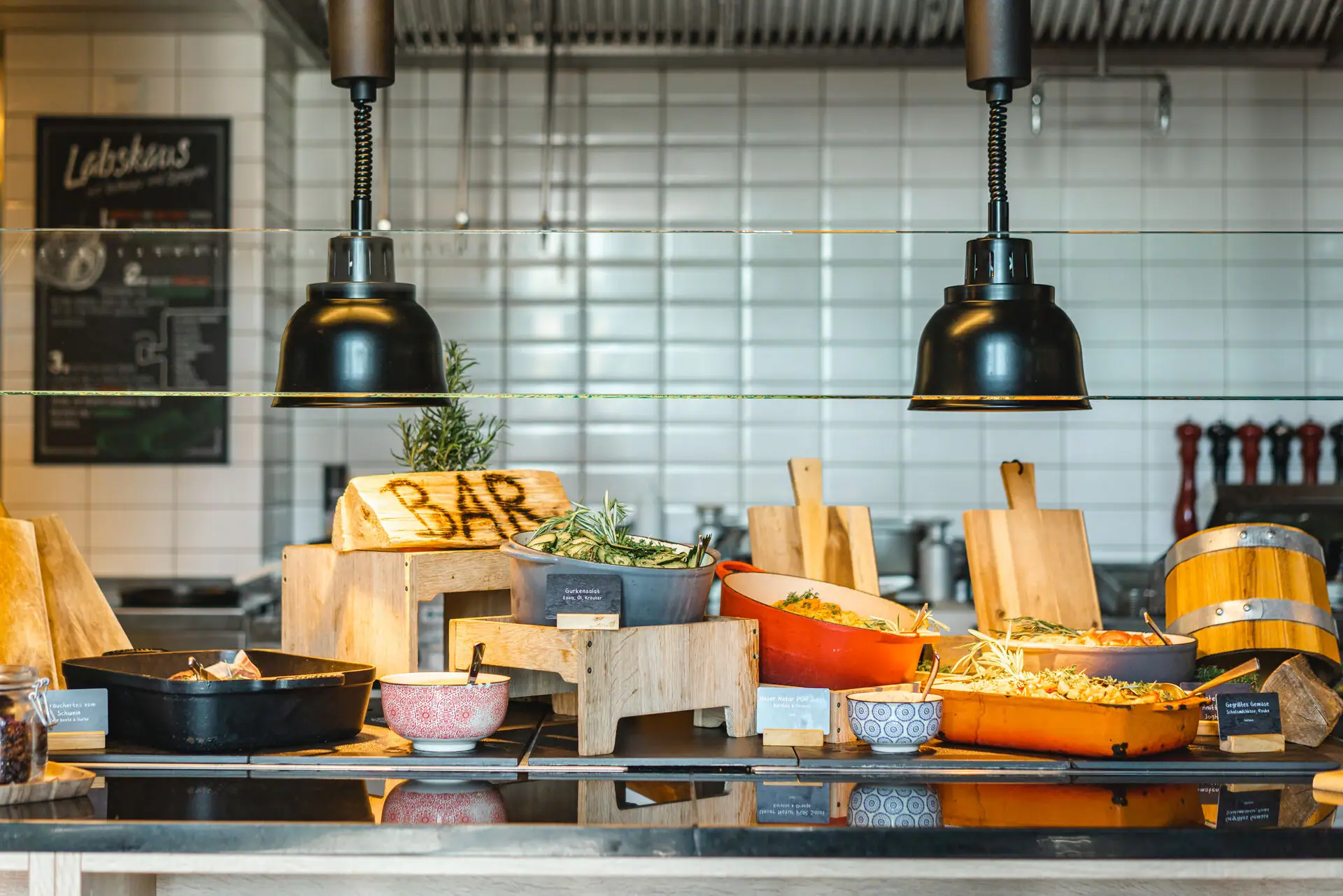Abendessen im aja Warnemünde Ein Tresen mit Schüsseln voller Gerichte.