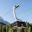Seilbahn zu Zugspitze vor Bäumen und Bergen im Hintergrund