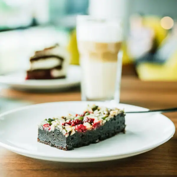 Brownie Ein Stück Kuchen auf einem Teller.