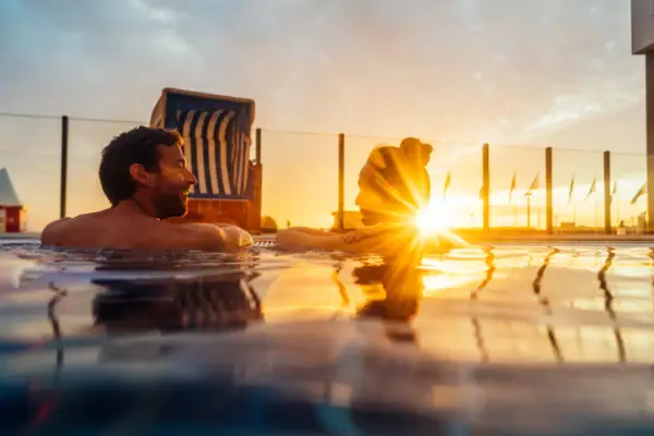 Ein Mann und eine Frau im Pool.