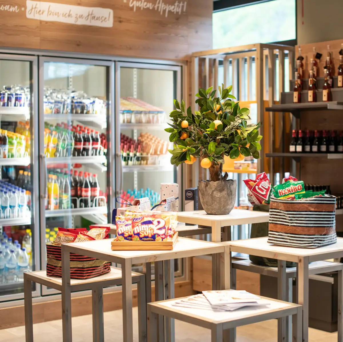 Shop Ein Tisch mit Essen und einer Pflanze darauf.