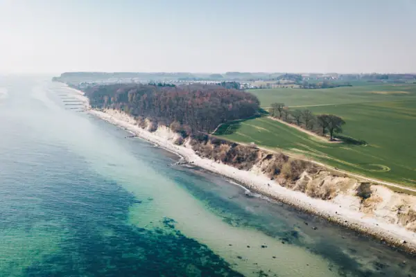 Strand mit Blick auf das Meer und den Himmel im Hintergrund.