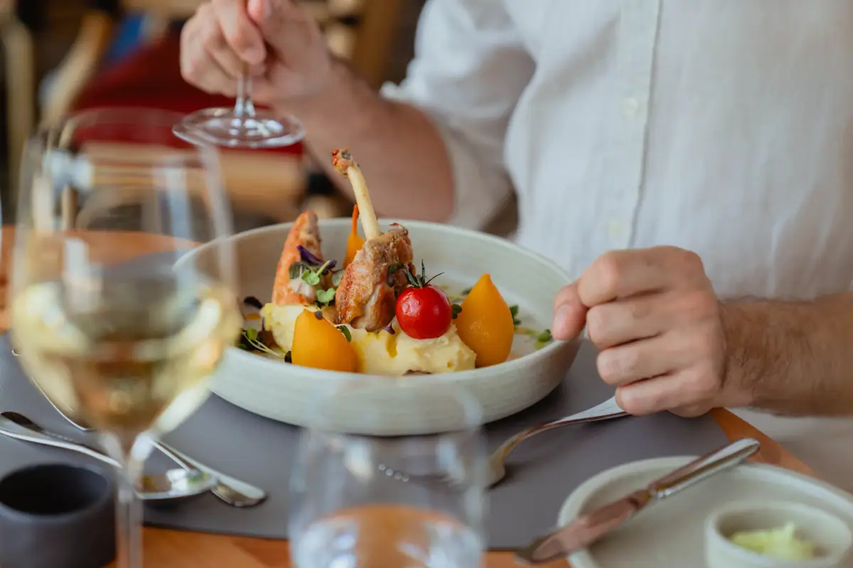 Restaurant Eine Person isst aus einer Schüssel.