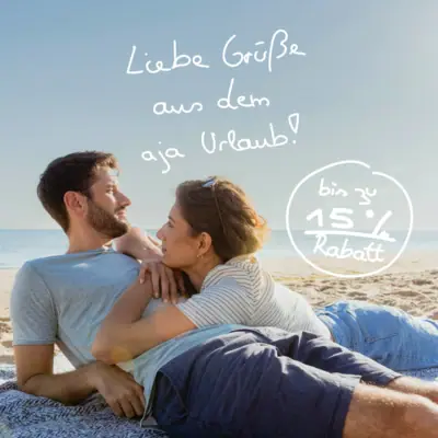 aja Frühlingswochen Ein Mann und eine Frau liegen auf einer Decke am Strand.