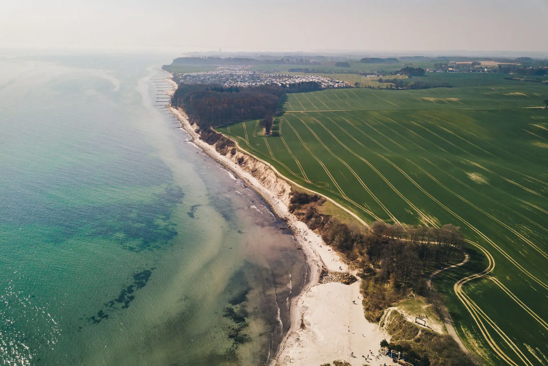 Luftaufnahme eines Strandes und angrenzenden Landes