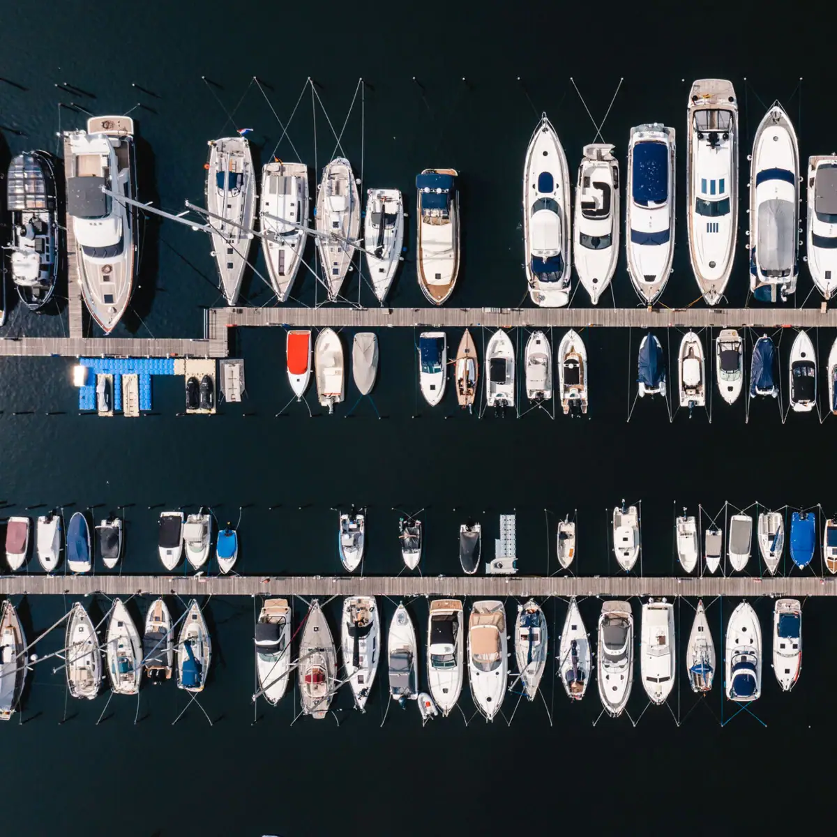 Eine Gruppe von Booten an einem Steg.