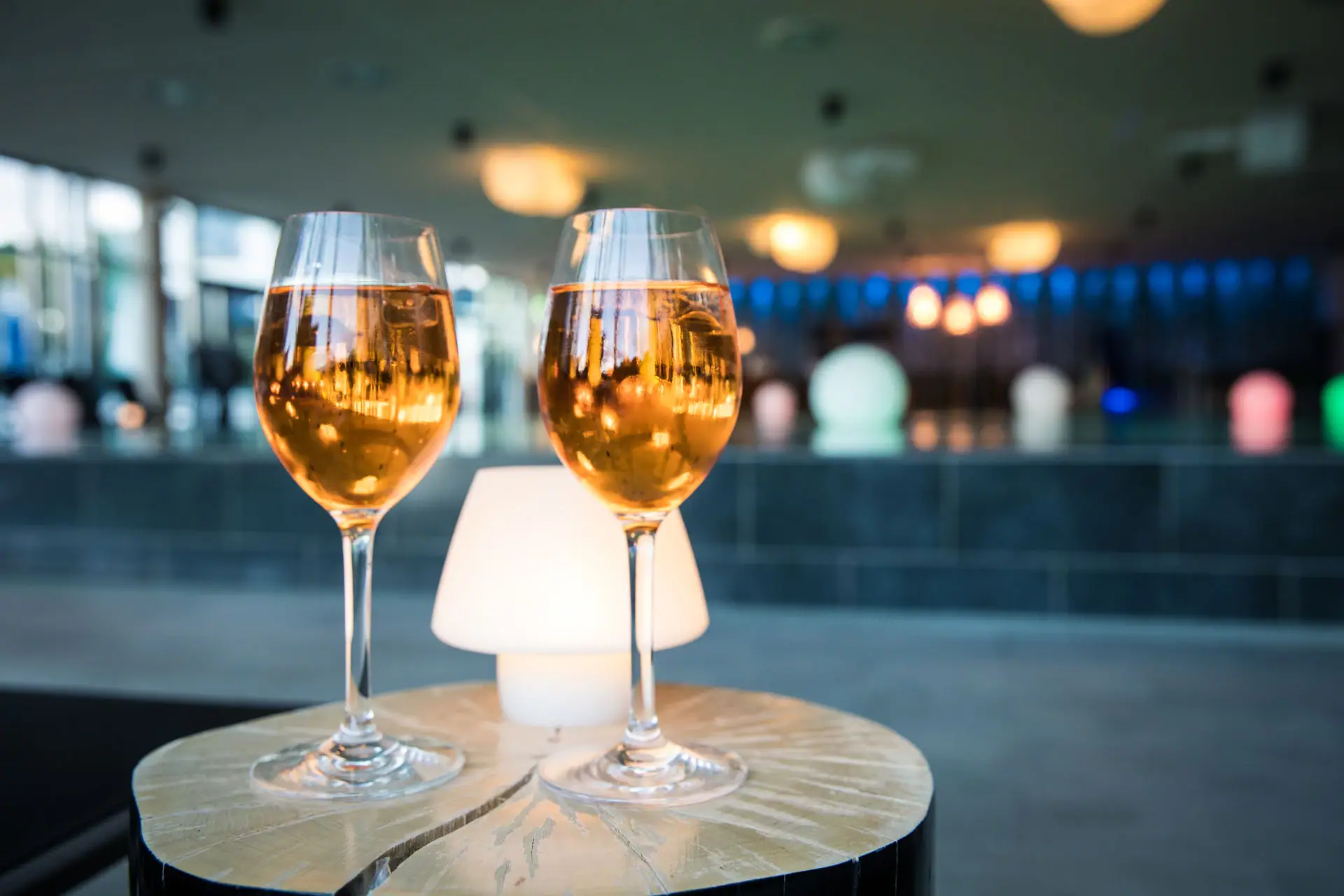 Zwei Weingläser auf einem Tisch.